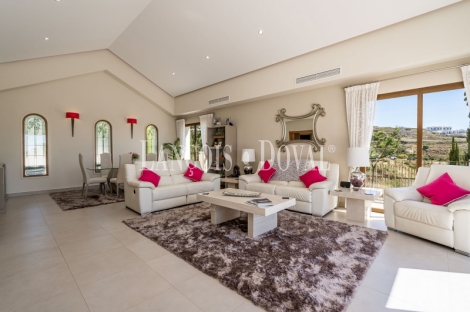 Estepona. Los Flamingos. Exclusiva villa en venta con vistas al mar