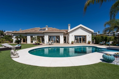 Estepona. Los Flamingos. Exclusiva villa en venta con vistas al mar