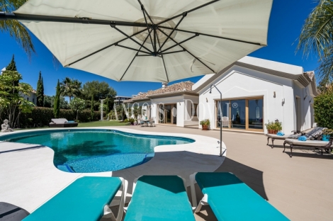 Estepona. Los Flamingos. Exclusiva villa en venta con vistas al mar