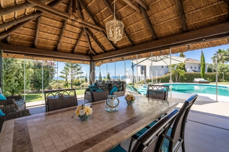 Estepona. Los Flamingos. Exclusiva villa en venta con vistas al mar