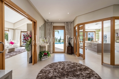 Estepona. Los Flamingos. Exclusiva villa en venta con vistas al mar