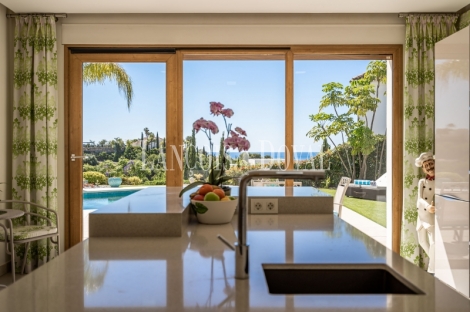 Estepona. Los Flamingos. Exclusiva villa en venta con vistas al mar