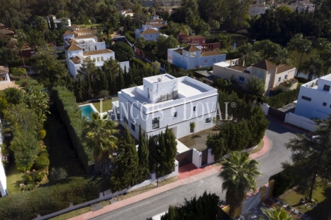 Marbella. Nueva Andalucía. Villa exclusiva en venta de diseño moderno.