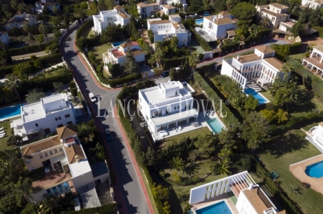 Marbella. Nueva Andalucía. Villa exclusiva en venta de diseño moderno.