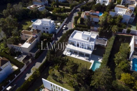 Marbella. Nueva Andalucía. Villa exclusiva en venta de diseño moderno.