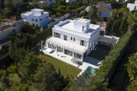 Marbella. Nueva Andalucía. Villa exclusiva en venta de diseño moderno.