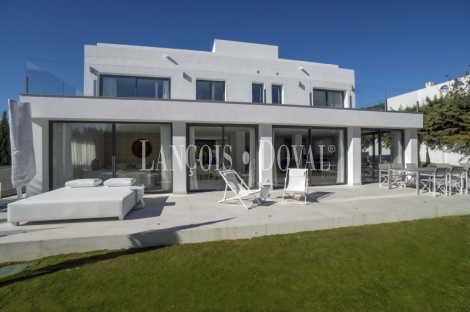 Marbella. Nueva Andalucía. Villa exclusiva en venta de diseño moderno.