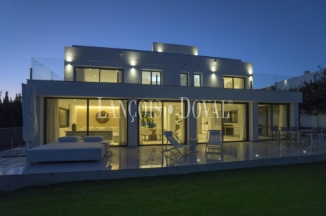 Marbella. Nueva Andalucía. Villa exclusiva en venta de diseño moderno.