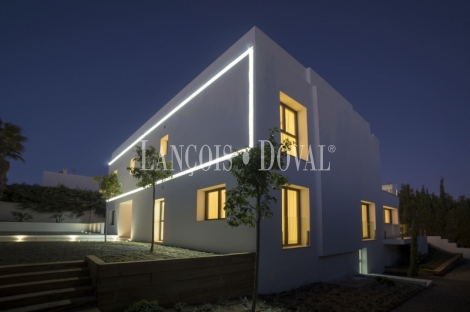 Marbella. Nueva Andalucía. Villa exclusiva en venta de diseño moderno.