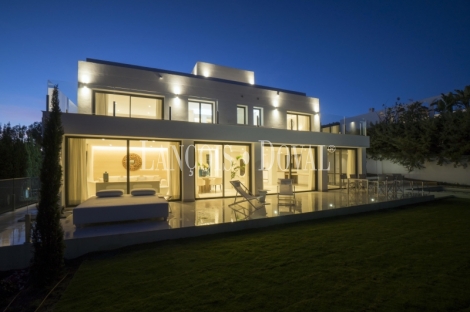 Marbella. Nueva Andalucía. Villa exclusiva en venta de diseño moderno.