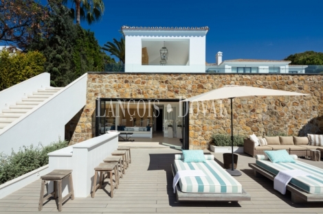 Nueva Andalucía. Marbella. Exclusiva villa de estilo moderno en venta.