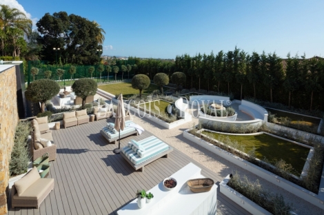Nueva Andalucía. Marbella. Exclusiva villa de estilo moderno en venta.