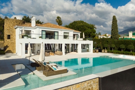 Nueva Andalucía. Marbella. Exclusiva villa de estilo moderno en venta.