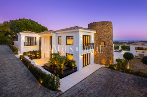 Nueva Andalucía. Marbella. Exclusiva villa de estilo moderno en venta.