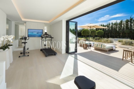 Nueva Andalucía. Marbella. Exclusiva villa de estilo moderno en venta.