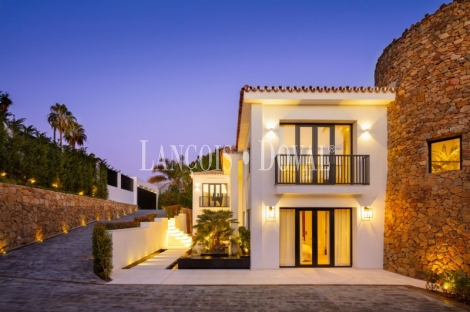 Nueva Andalucía. Marbella. Exclusiva villa de estilo moderno en venta.