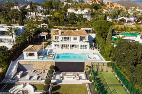 Nueva Andalucía. Marbella. Exclusiva villa de estilo moderno en venta.