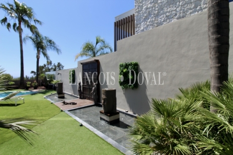 Benahavís. Nueva Atalaya. Exclusiva villa en venta en primera linea golf.