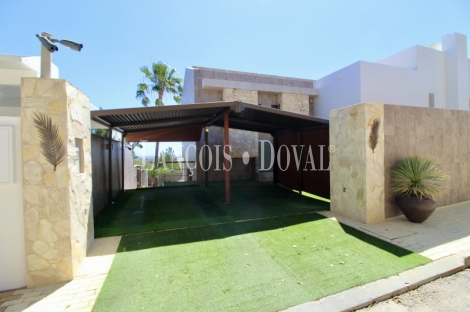 Benahavís. Nueva Atalaya. Exclusiva villa en venta en primera linea golf.