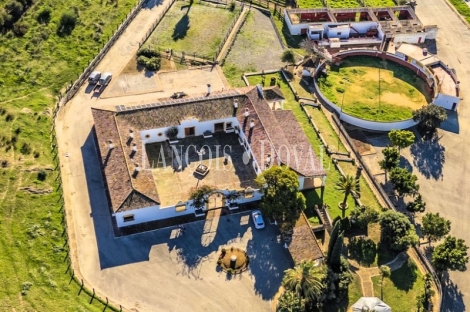 Cádiz. Exclusiva finca en venta. Coto de caza, instalaciones hípicas y plaza de toros