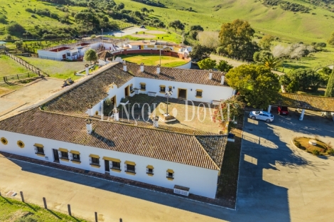 Cádiz. Exclusiva finca en venta. Coto de caza, instalaciones hípicas y plaza de toros