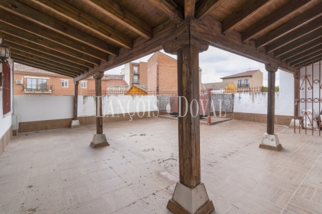 Yunquera de Henares. Guadalajara. Edificio singular en venta. Dotacional, comercial y residencial.