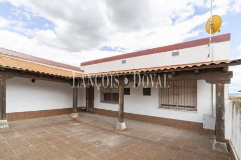 Yunquera de Henares. Guadalajara. Edificio singular en venta. Dotacional, comercial y residencial.
