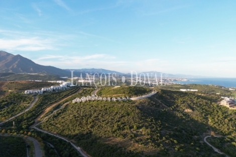 Estepona. Promoción de Villas en venta con vistas al mar cerca de Campo de Golf