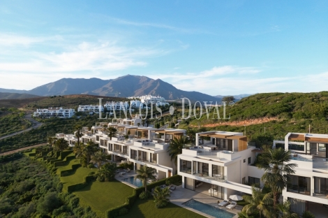 Estepona. Promoción de Villas en venta con vistas al mar cerca de Campo de Golf