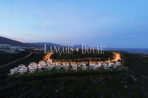 Estepona. Promoción de Villas en venta con vistas al mar cerca de Campo de Golf