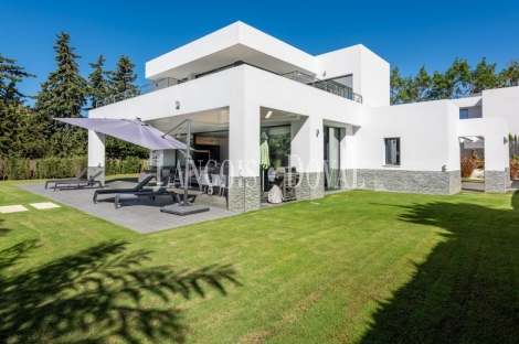 Benahavís. Atalaya. Villa moderna en venta entre Marbella y Estepona.