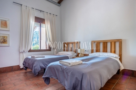 Sierra de Aracena. Huelva. Casas rurales y finca  en venta. Valdelarco.