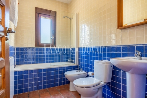 Sierra de Aracena. Huelva. Casas rurales y finca  en venta. Valdelarco.