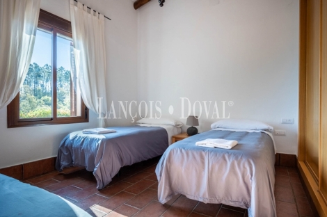 Sierra de Aracena. Huelva. Casas rurales y finca  en venta. Valdelarco.