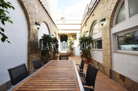 El Masnou. Maresme. Casa señorial en venta frente al mar. Costa de Barcelona