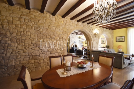 Teià. Maresme. Casa señorial restaurada en venta. Centro urbano.