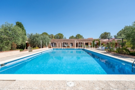Priorat. Finca histórica en venta destinada a hotel con viñedos y bodegas