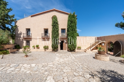Priorat. Finca histórica en venta destinada a hotel con viñedos y bodegas