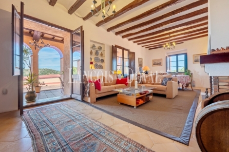 Priorat. Finca histórica en venta destinada a hotel con viñedos y bodegas