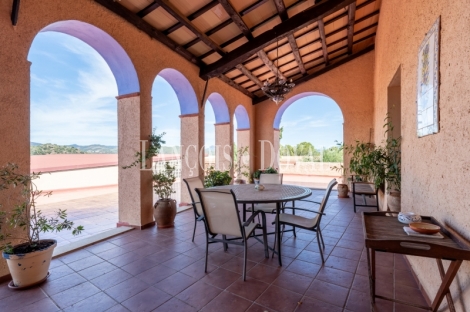 Priorat. Finca histórica en venta destinada a hotel con viñedos y bodegas