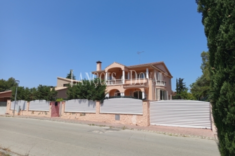 Collbató. Barcelona. Venta chalet exclusivo a los pies de Montserrat.