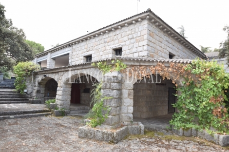 Madrid. Galapagar. Finca en venta con tres casas e instalaciones ganaderas. 
