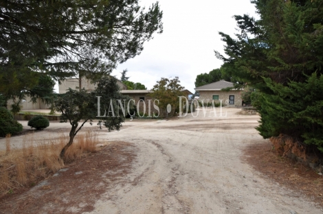 Madrid. Galapagar. Finca en venta con tres casas e instalaciones ganaderas. 