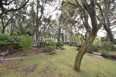 Madrid. Galapagar. Finca en venta con tres casas e instalaciones ganaderas. 