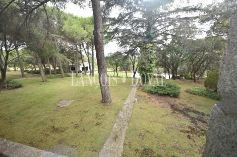 Madrid. Galapagar. Finca en venta con tres casas e instalaciones ganaderas. 