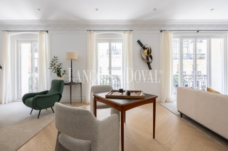 Madrid. Recoletos. Exclusivo piso en venta. Edificio clásico con gran terraza. 