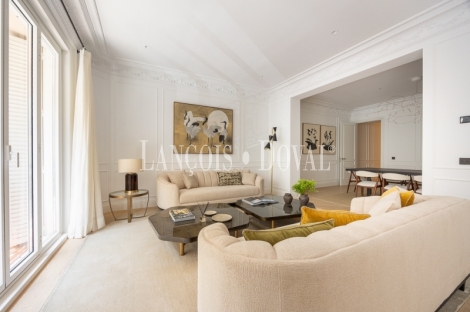 Madrid. Recoletos. Exclusivo piso en venta. Edificio clásico con gran terraza. 