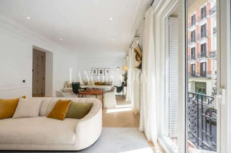 Madrid. Recoletos. Exclusivo piso en venta. Edificio clásico con gran terraza. 