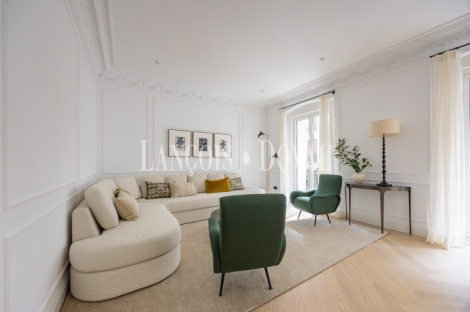 Madrid. Recoletos. Exclusivo piso en venta. Edificio clásico con gran terraza. 