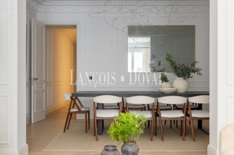Madrid. Recoletos. Exclusivo piso en venta. Edificio clásico con gran terraza. 